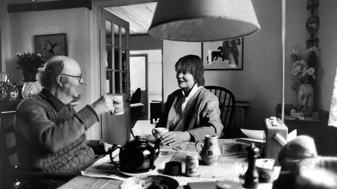 UNITED KINGDOM - MAY 1986: Author Dame Iris Murdoch (R) breakfasting at home with husband John Bayley, Don of St. Catherine's College. Terry Smith/The LIFE Images Collection/Getty Images