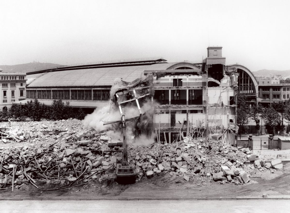 Derribo de uno de los edificios ferroviarios frente a la Estaci de Frana. Junio 1989.