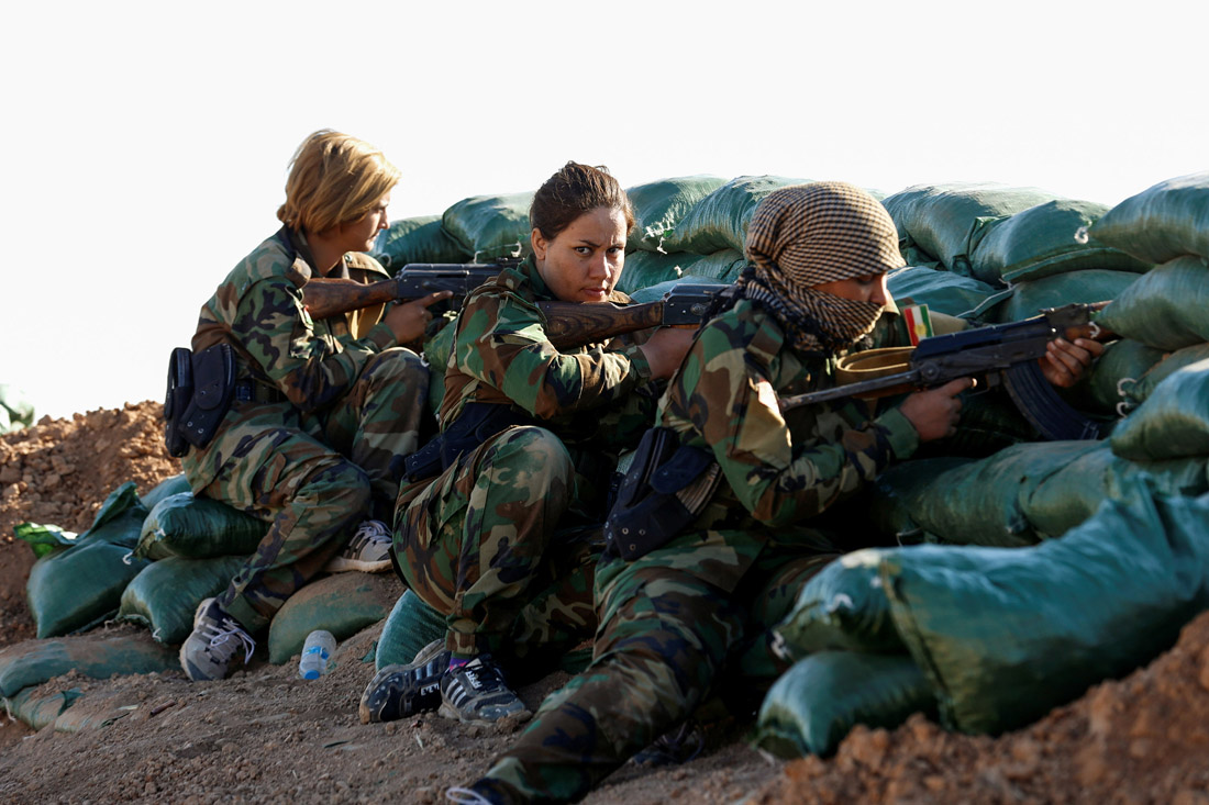Iranian-Kurdish female fighters take position during a battle with Islamic State militants in Bashiqa, near Mosul, Iraq November 3, 2016. REUTERS/Ahmed Jadallah